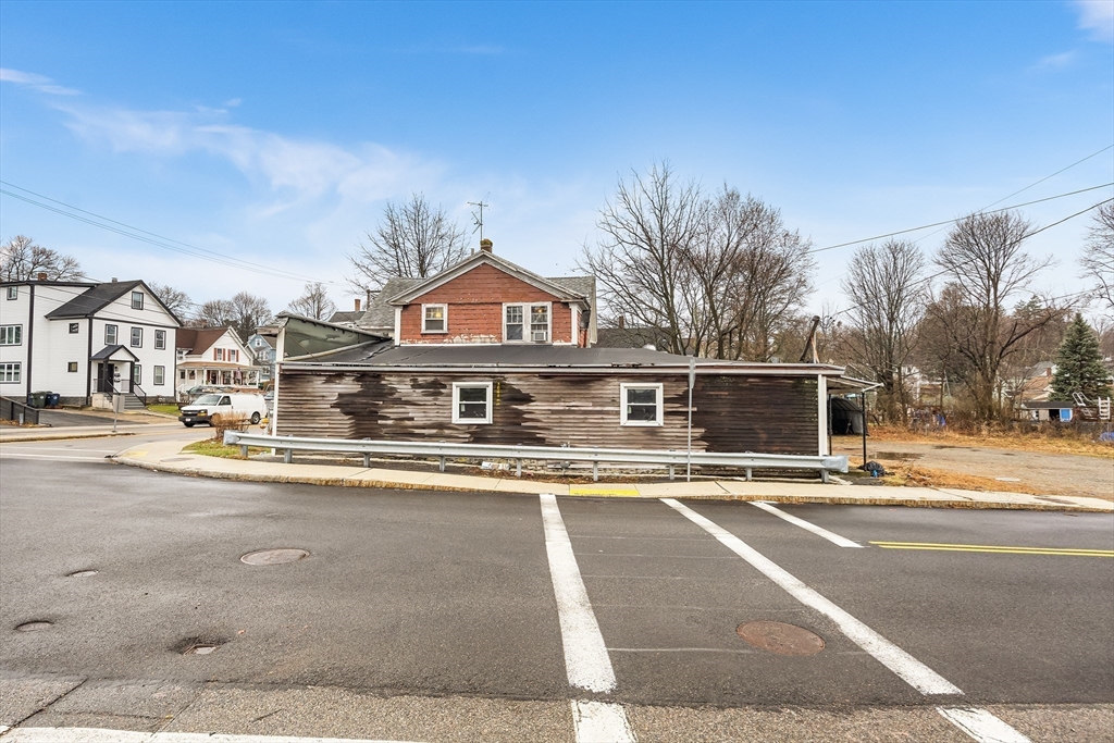 1 Elm St, Marlborough, Massachusetts, 7 Bedrooms Bedrooms, 17 Rooms Rooms,3.5 BathroomsBathrooms,Residential Income,For Sale,Elm St,73355203