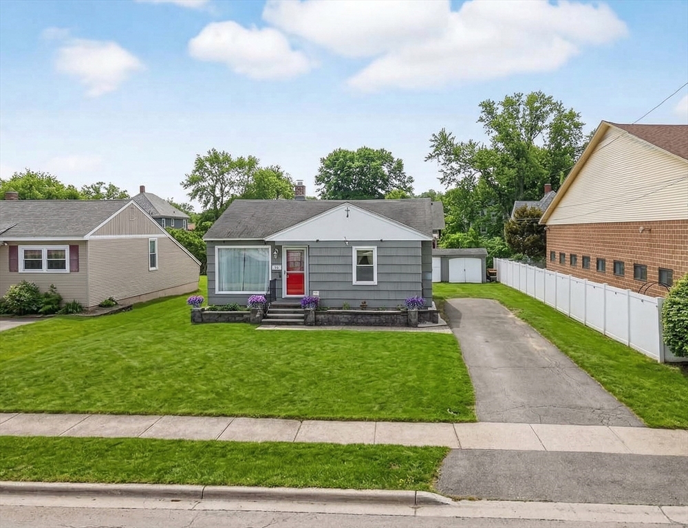 46 Kenwood St, Greenfield, Massachusetts, 2 Bedrooms Bedrooms, 4 Rooms Rooms,1 BathroomBathrooms,Residential,For Sale,Kenwood St,73486253