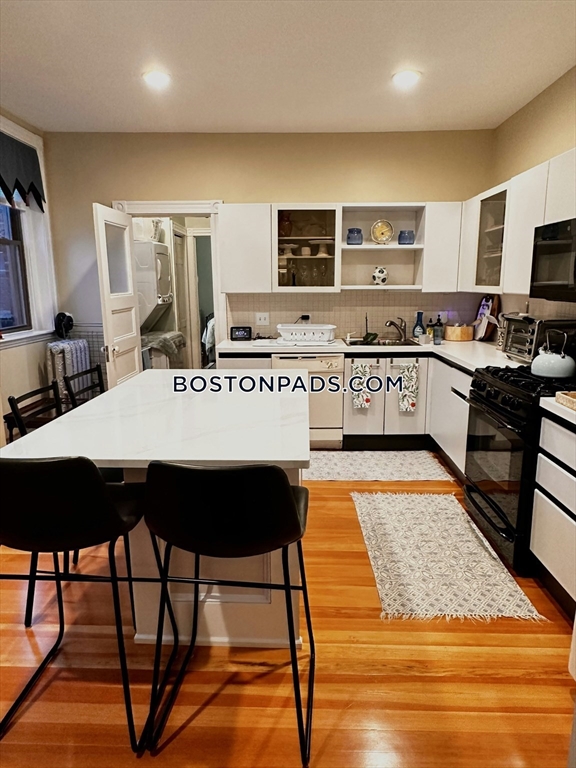 24 Beaufort Rd, Boston, Massachusetts, 3 Bedrooms Bedrooms, 6 Rooms Rooms,1 BathroomBathrooms,Residential Lease,For Rent,Beaufort Rd,73486336
