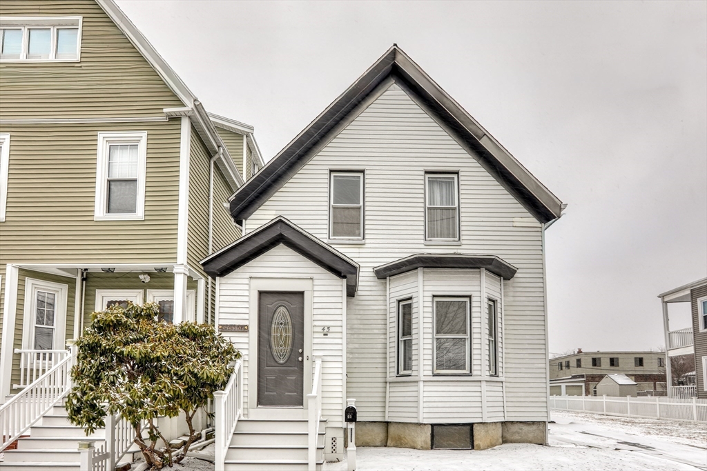 45 Read Street, Winthrop, Massachusetts, 4 Bedrooms Bedrooms, 9 Rooms Rooms,2 BathroomsBathrooms,Residential,For Sale,Read Street,73464677