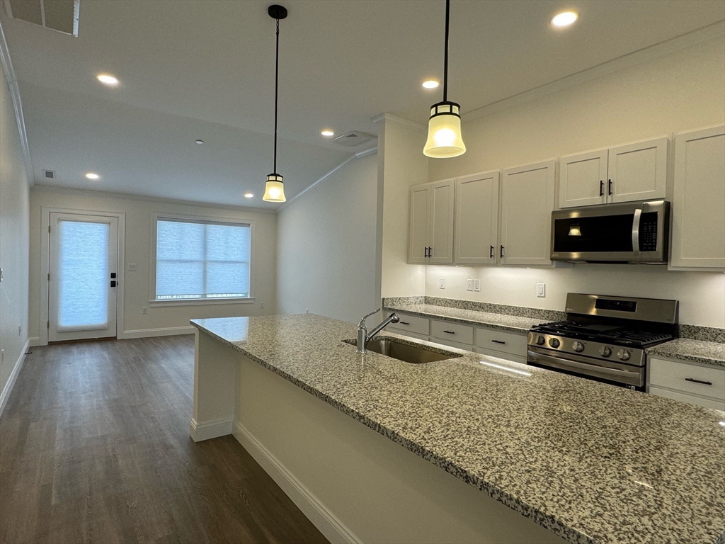 7 East Dexter Ave, Woburn, Massachusetts, 2 Bedrooms Bedrooms, 5 Rooms Rooms,2 BathroomsBathrooms,Residential Lease,For Rent,East Dexter Ave,73486385