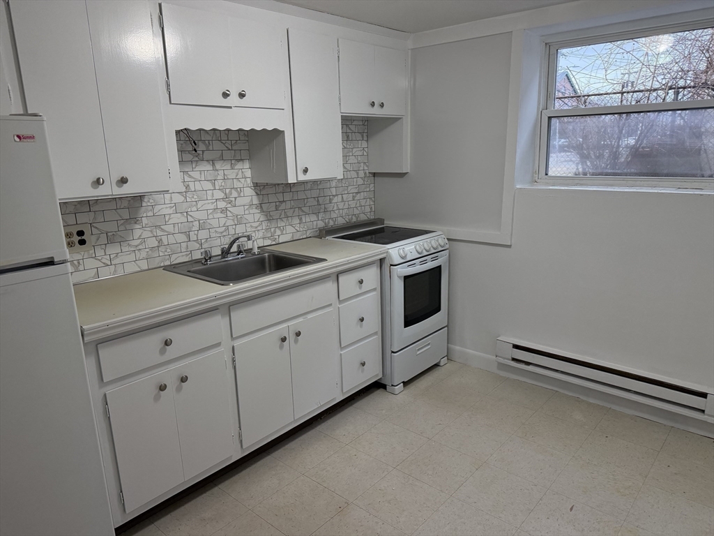 57 Newbury St, Quincy, Massachusetts, 1 Bedroom Bedrooms, 3 Rooms Rooms,1 BathroomBathrooms,Residential Lease,For Rent,Newbury St,73486446