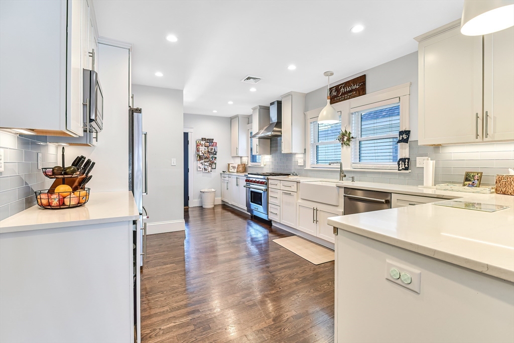 58 Metropolitan Ave, Boston, Massachusetts, 4 Bedrooms Bedrooms, 7 Rooms Rooms,2 BathroomsBathrooms,Residential Lease,For Rent,Metropolitan Ave,73486465