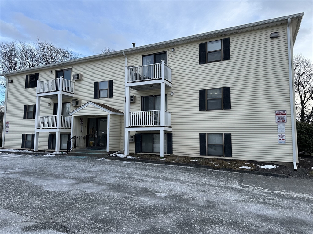 15 Houghton St, Worcester, Massachusetts, 2 Bedrooms Bedrooms, 4 Rooms Rooms,1 BathroomBathrooms,Residential,For Sale,Houghton St,73471136