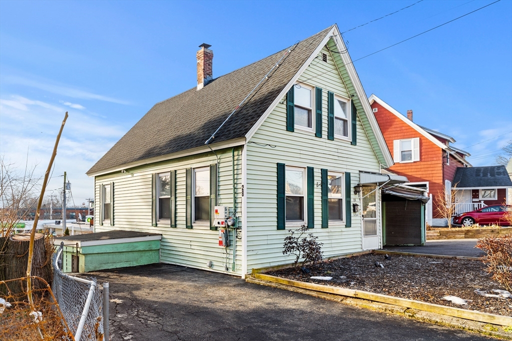 28 Liberty St, Lowell, Massachusetts, 3 Bedrooms Bedrooms, 5 Rooms Rooms,2.5 BathroomsBathrooms,Residential,For Sale,Liberty St,73470599
