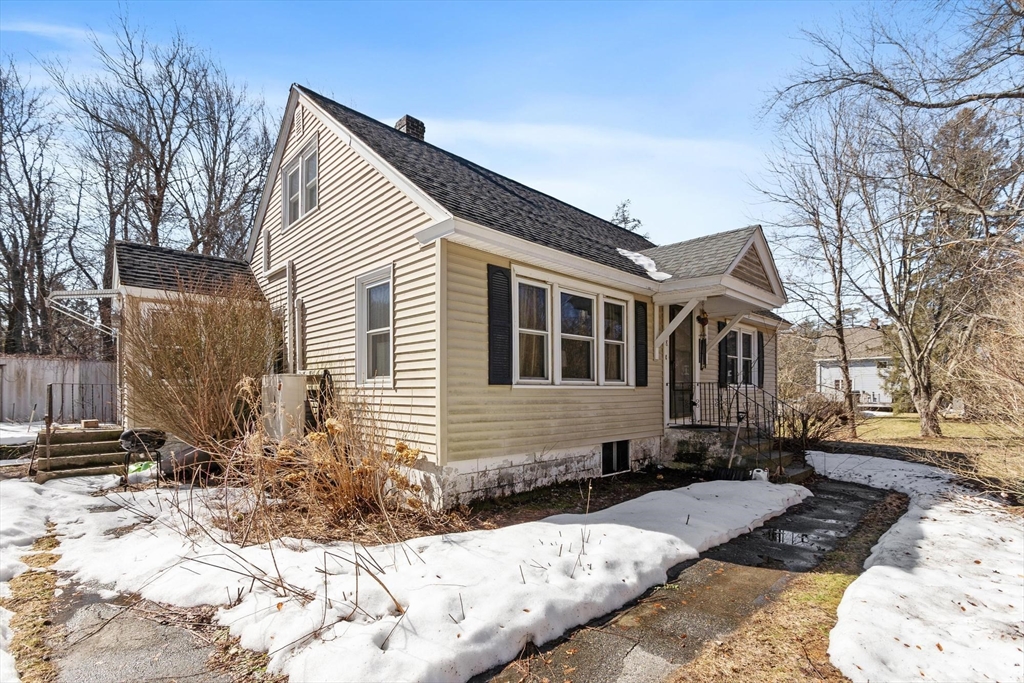 38 Garnet St, Worcester, Massachusetts, 3 Bedrooms Bedrooms, 6 Rooms Rooms,2 BathroomsBathrooms,Residential,For Sale,Garnet St,73486582