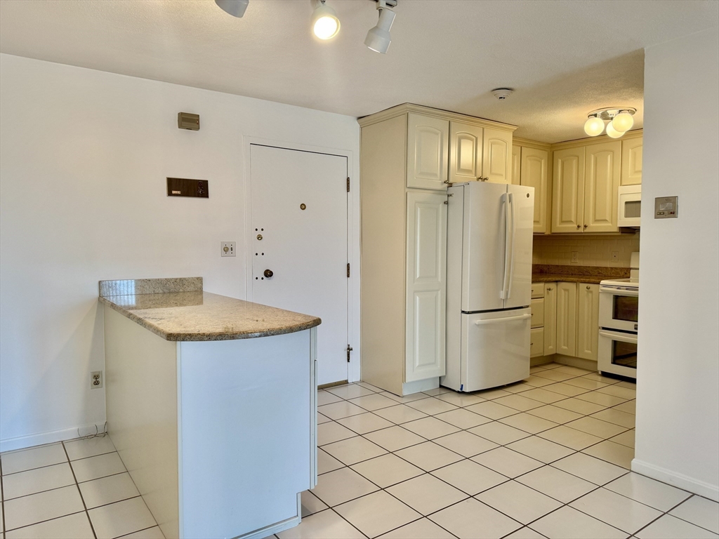 395 Revere Beach Pkwy, Revere, Massachusetts, 2 Bedrooms Bedrooms, 4 Rooms Rooms,1 BathroomBathrooms,Residential Lease,For Rent,Revere Beach Pkwy,73486626