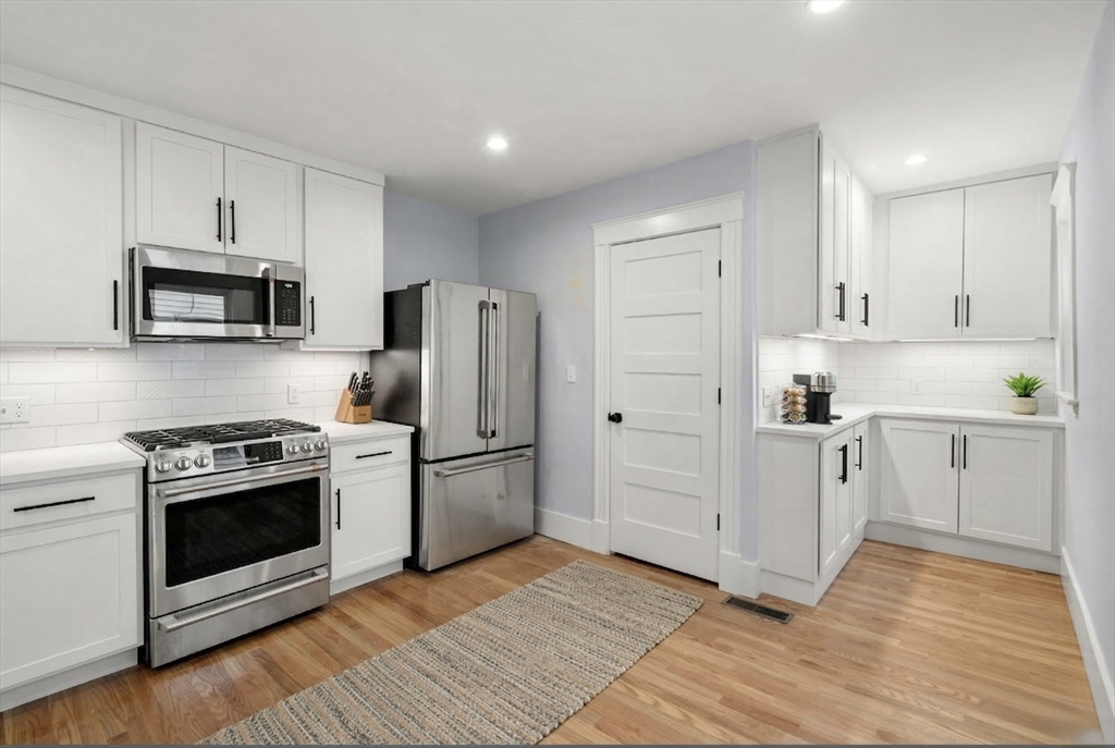 58 Metropolitan Ave, Boston, Massachusetts, 2 Bedrooms Bedrooms, 5 Rooms Rooms,1 BathroomBathrooms,Residential Lease,For Rent,Metropolitan Ave,73486524