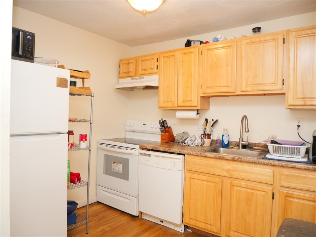 1027 Commonwealth Ave, Boston, Massachusetts, 2 Bedrooms Bedrooms, 3 Rooms Rooms,1 BathroomBathrooms,Residential Lease,For Rent,Commonwealth Ave,73486665