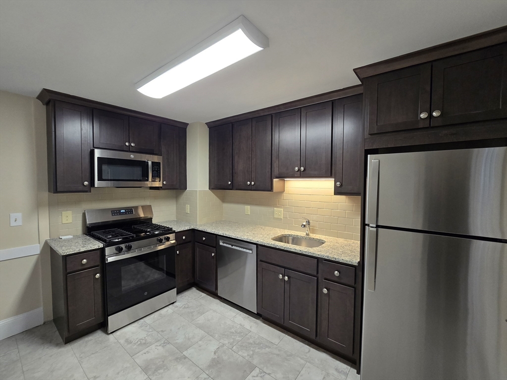 288 Pleasant St, Stoughton, Massachusetts, 2 Bedrooms Bedrooms, 5 Rooms Rooms,1 BathroomBathrooms,Residential Lease,For Rent,Pleasant St,73486684