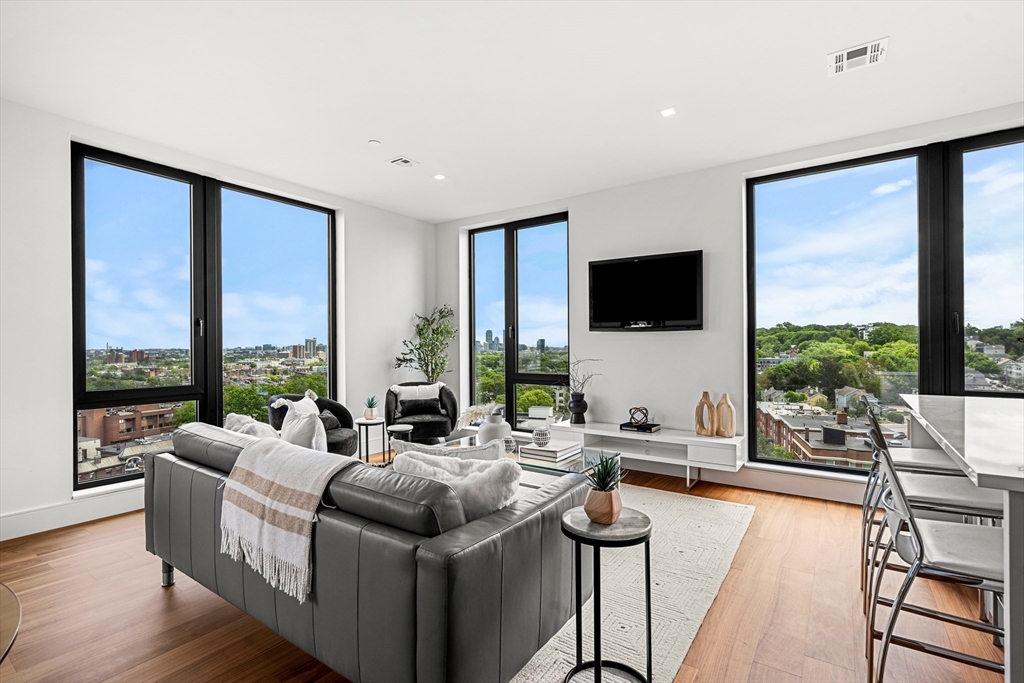 1515 Commonwealth Ave, Boston, Massachusetts, 2 Bedrooms Bedrooms, 6 Rooms Rooms,2 BathroomsBathrooms,Residential,For Sale,Commonwealth Ave,73486725