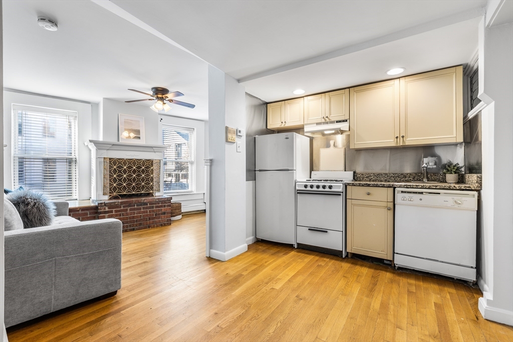 86 Savin Hill Avenue, Boston, Massachusetts, 1 Bedroom Bedrooms, 3 Rooms Rooms,1 BathroomBathrooms,Residential Lease,For Rent,Savin Hill Avenue,73486809