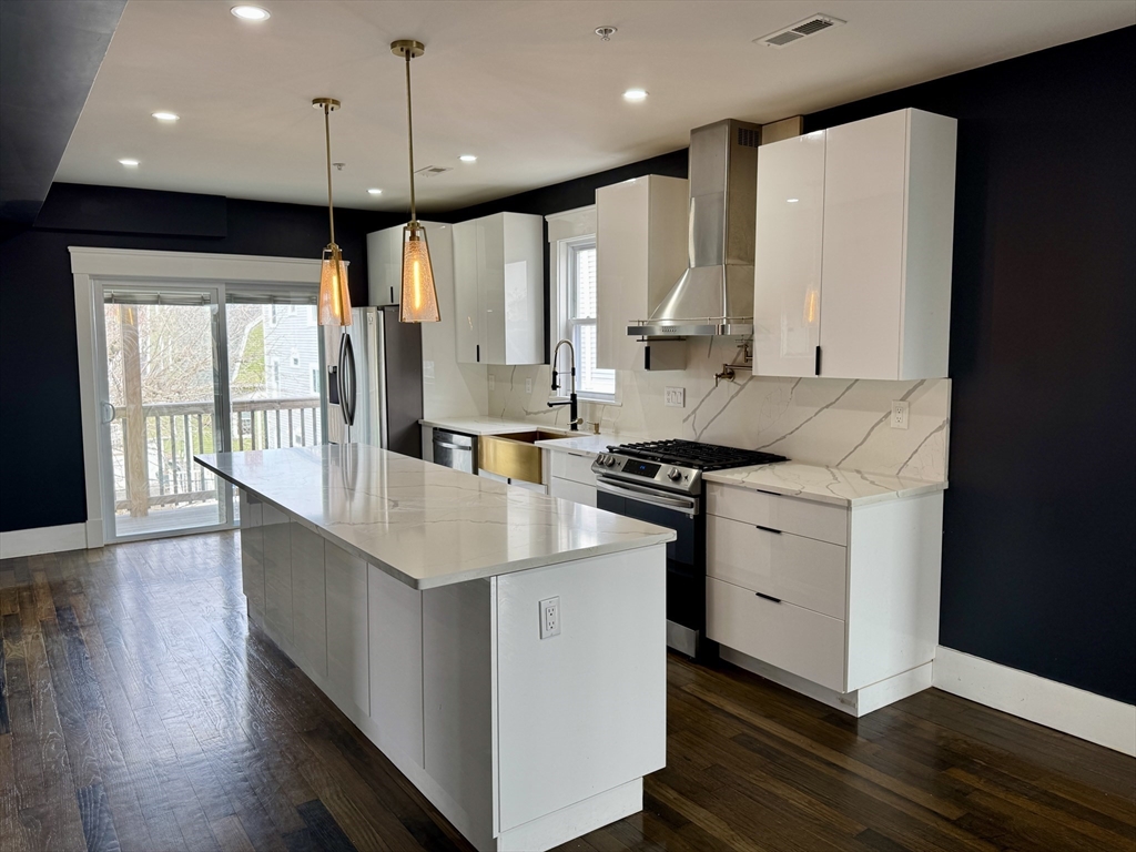 567 Park St, Boston, Massachusetts, 2 Bedrooms Bedrooms, 4 Rooms Rooms,2 BathroomsBathrooms,Residential Lease,For Rent,Park St,73486816