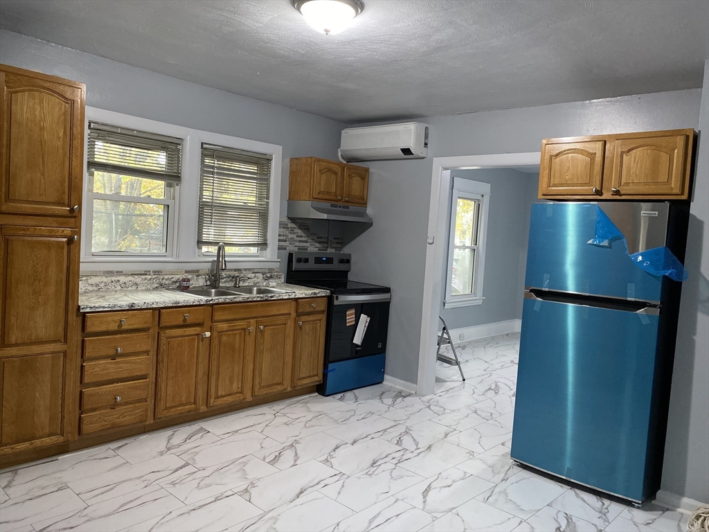 249 Commonwealth Ave, Springfield, Massachusetts, 3 Bedrooms Bedrooms, 5 Rooms Rooms,1 BathroomBathrooms,Residential Lease,For Rent,Commonwealth Ave,73453304