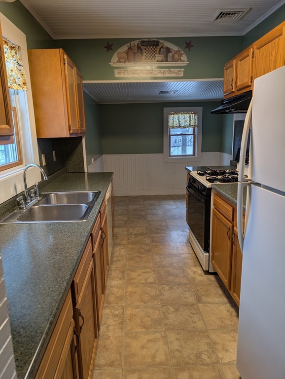 95 North Elm, Westfield, Massachusetts, 2 Bedrooms Bedrooms, 6 Rooms Rooms,1 BathroomBathrooms,Residential Lease,For Rent,North Elm,73476176