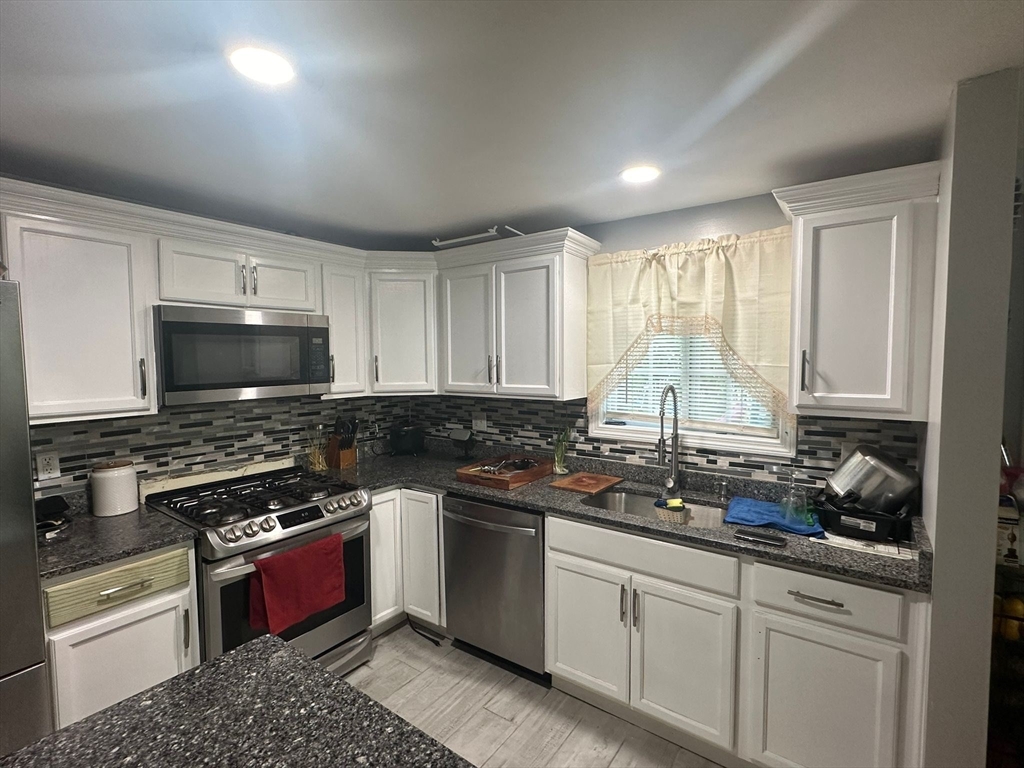 185B Park St, Lawrence, Massachusetts, 3 Bedrooms Bedrooms, 5 Rooms Rooms,1 BathroomBathrooms,Residential Lease,For Rent,Park St,73486894