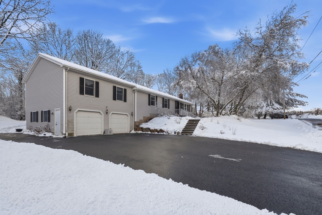 52 Montclair Dr, North Attleboro, Massachusetts, 5 Bedrooms Bedrooms, 7 Rooms Rooms,2 BathroomsBathrooms,Residential,For Sale,Montclair Dr,73471731