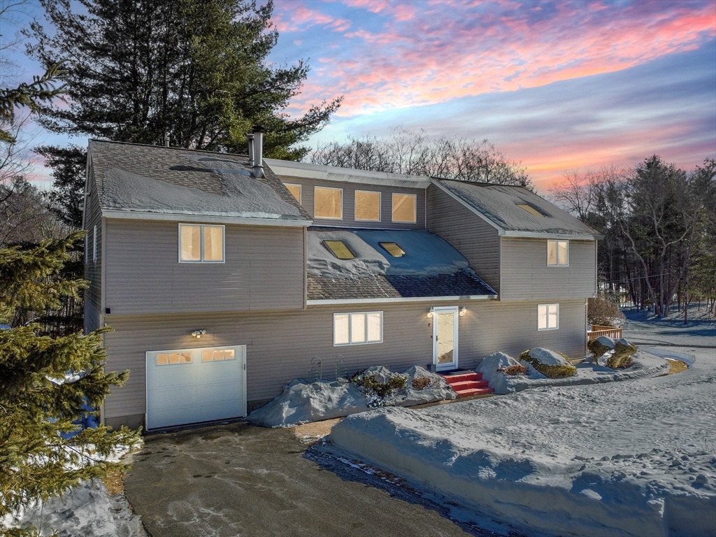 7 Germaine Avenue, Methuen, Massachusetts, 4 Bedrooms Bedrooms, 6 Rooms Rooms,3 BathroomsBathrooms,Residential,For Sale,Germaine Avenue,73483660