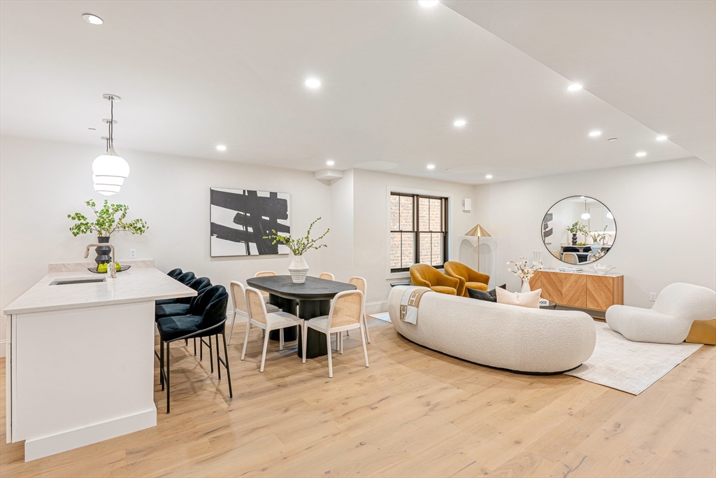 421 Saratoga Street, Boston, Massachusetts, 2 Bedrooms Bedrooms, 5 Rooms Rooms,2 BathroomsBathrooms,Residential Lease,For Rent,Saratoga Street,73487010