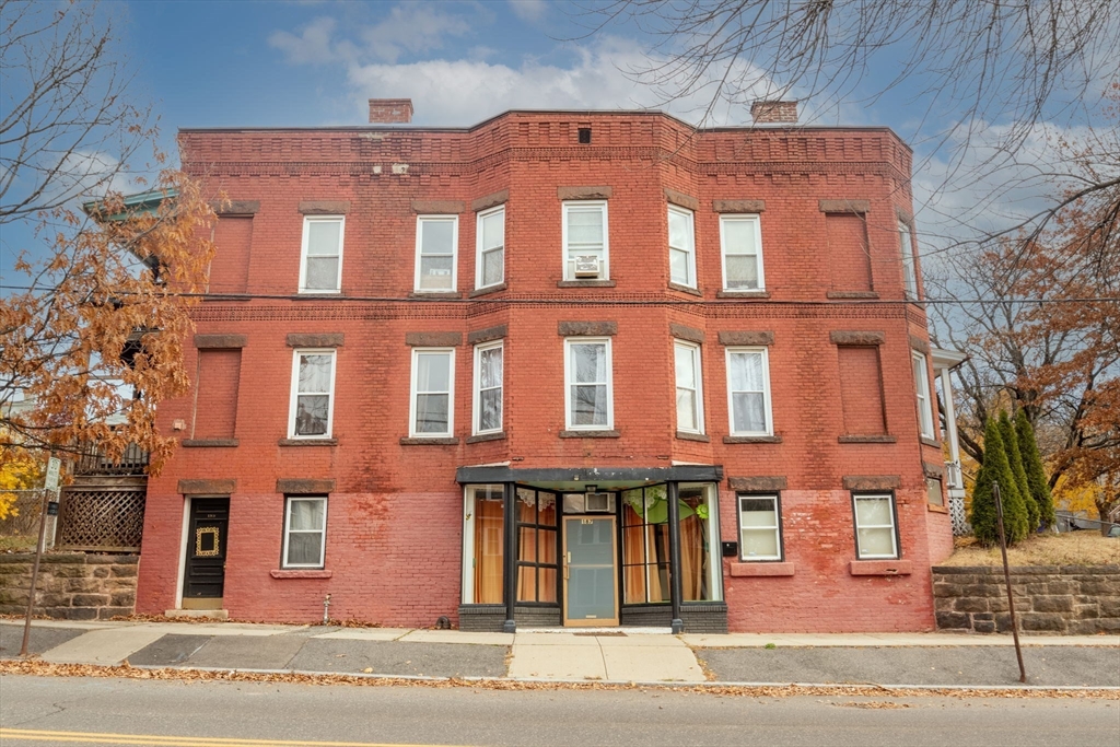 301-303 Linden St, Holyoke, Massachusetts, 5 Bedrooms Bedrooms, 11 Rooms Rooms,3 BathroomsBathrooms,Residential Income,For Sale,Linden St,73450175
