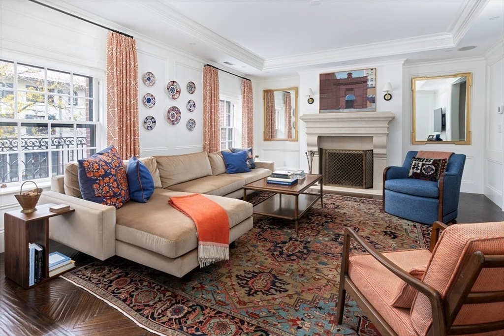 142 Chestnut St, Boston, Massachusetts, 2 Bedrooms Bedrooms, 5 Rooms Rooms,2.5 BathroomsBathrooms,Residential,For Sale,Chestnut St,73487100