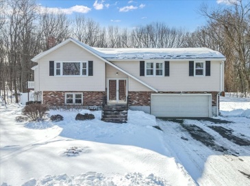 9 Williams Road, Sharon, Massachusetts, 3 Bedrooms Bedrooms, 11 Rooms Rooms,3.5 BathroomsBathrooms,Residential,For Sale,Williams Road,73473931