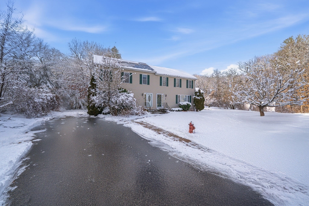 7 Carlys Way, Rockland, Massachusetts, 3 Bedrooms Bedrooms, 6 Rooms Rooms,2 BathroomsBathrooms,Residential,For Sale,Carlys Way,73470357
