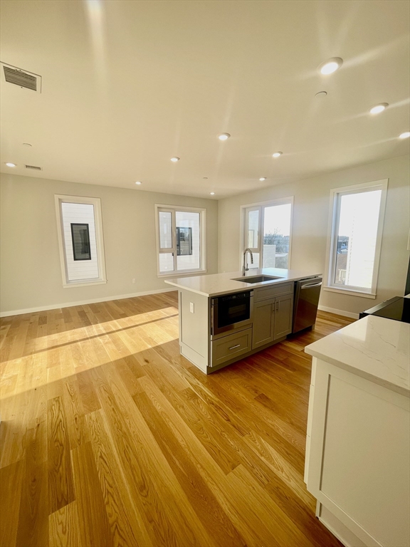 267 Old Colony Ave, Boston, Massachusetts, 2 Bedrooms Bedrooms, 6 Rooms Rooms,2 BathroomsBathrooms,Residential Lease,For Rent,Old Colony Ave,73483281
