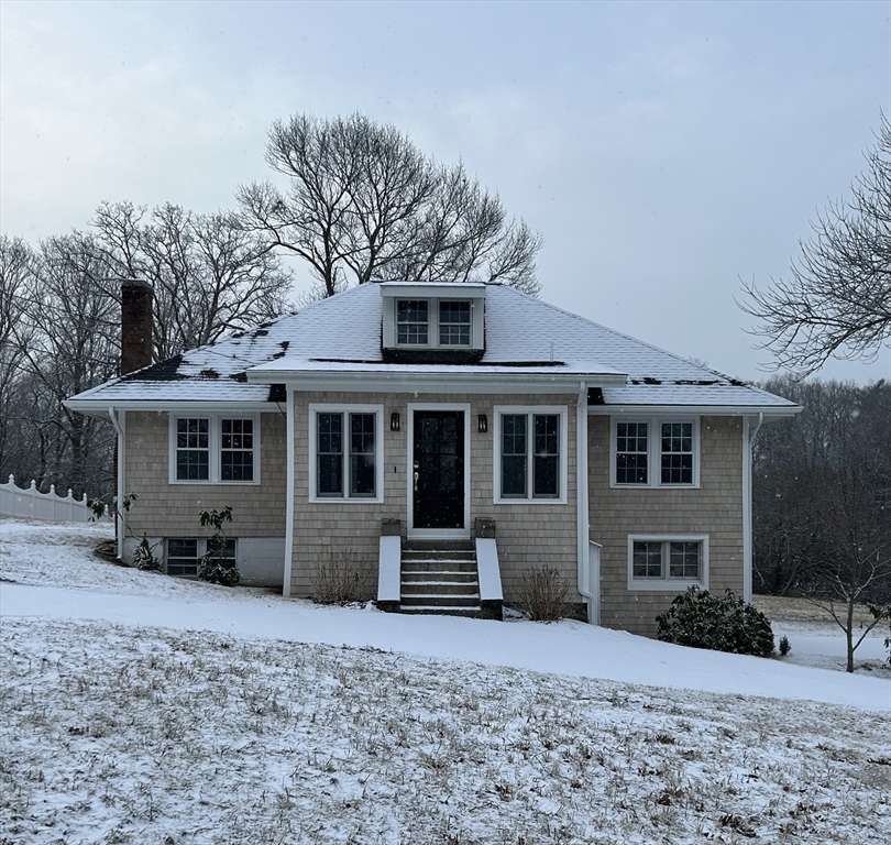 127 Rockland St, Hingham, Massachusetts, 4 Bedrooms Bedrooms, 9 Rooms Rooms,2.5 BathroomsBathrooms,Residential Lease,For Rent,Rockland St,73458086