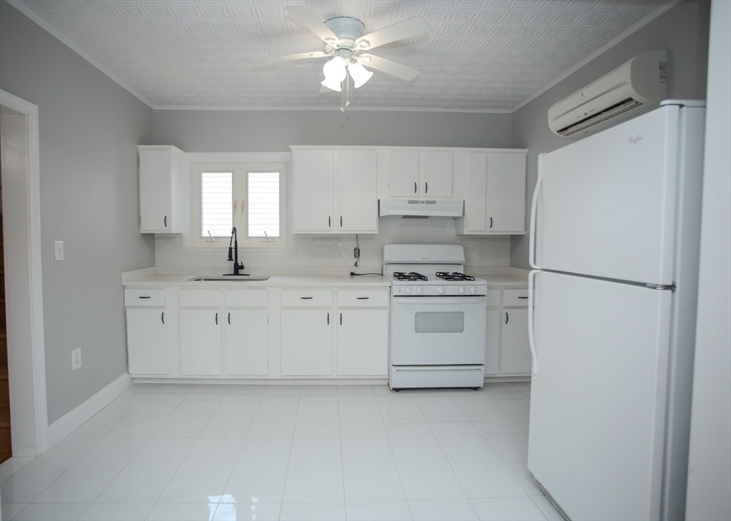 616 Woodman St, Fall River, Massachusetts, 2 Bedrooms Bedrooms, 5 Rooms Rooms,1 BathroomBathrooms,Residential,For Sale,Woodman St,73450233