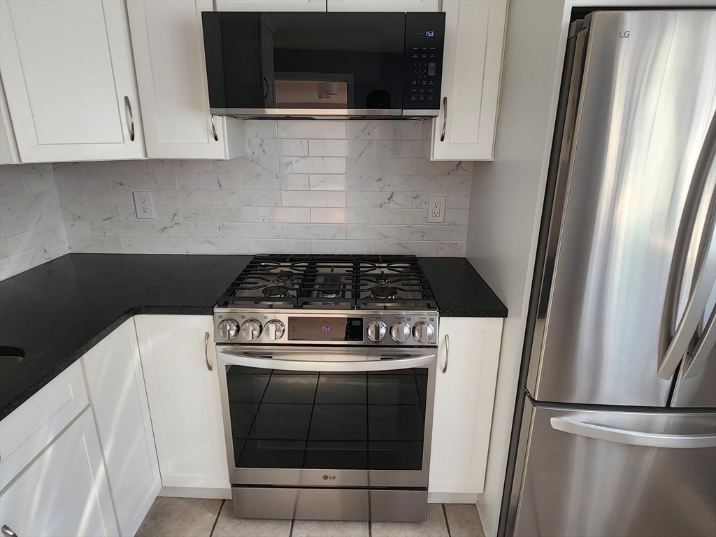 75 Edgelawn Ave, North Andover, Massachusetts, 2 Bedrooms Bedrooms, 4 Rooms Rooms,2 BathroomsBathrooms,Residential Lease,For Rent,Edgelawn Ave,73487243