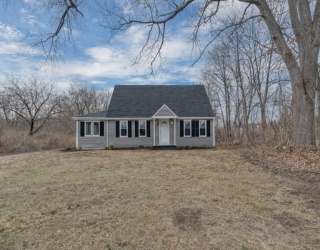 336 Allen Ave, North Attleboro, Massachusetts, 4 Bedrooms Bedrooms, 5 Rooms Rooms,1 BathroomBathrooms,Residential,For Sale,Allen Ave,73487272