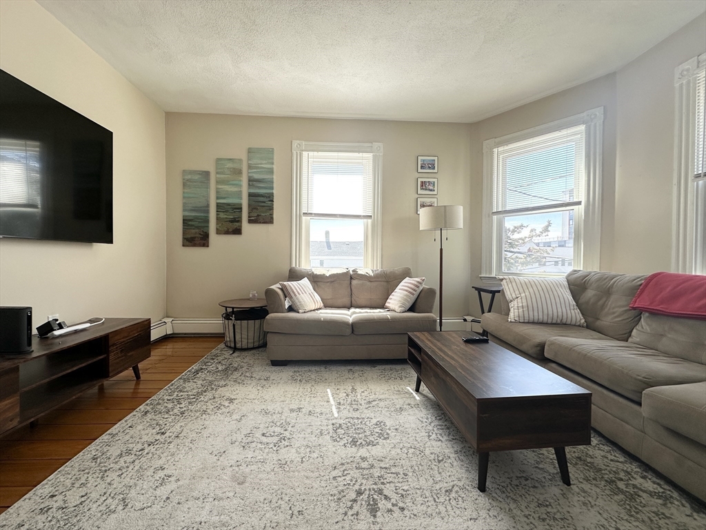 14 Allen St, Somerville, Massachusetts, 2 Bedrooms Bedrooms, 4 Rooms Rooms,1 BathroomBathrooms,Residential Lease,For Rent,Allen St,73487277