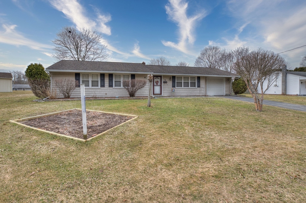 56 Burnside Dr, Swansea, Massachusetts, 4 Bedrooms Bedrooms, 6 Rooms Rooms,1.5 BathroomsBathrooms,Residential,For Sale,Burnside Dr,73487349