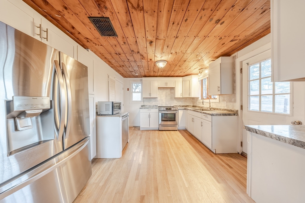 95 Cherry St, Middleboro, Massachusetts, 2 Bedrooms Bedrooms, 5 Rooms Rooms,1 BathroomBathrooms,Residential,For Sale,Cherry St,73487394