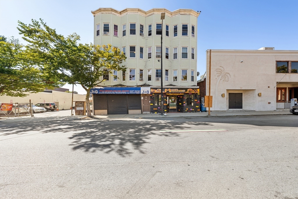 50 Common St, Lawrence, Massachusetts, 3 Bedrooms Bedrooms, 5 Rooms Rooms,1 BathroomBathrooms,Residential Lease,For Rent,Common St,73487435