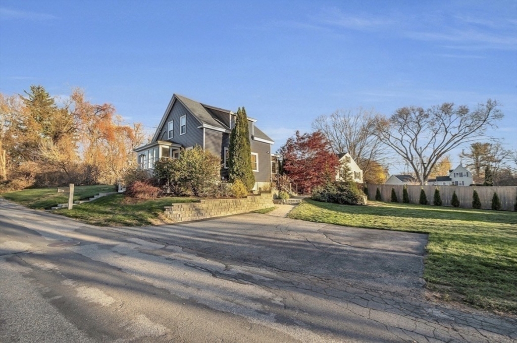 28 Currier Ave, Methuen, Massachusetts, 3 Bedrooms Bedrooms, 6 Rooms Rooms,1 BathroomBathrooms,Residential,For Sale,Currier Ave,73487445