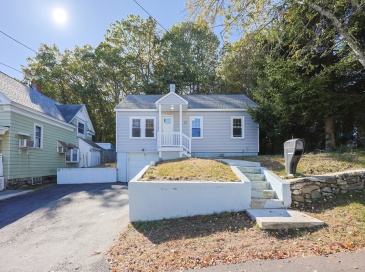 37 Maplewood Ave, Methuen, Massachusetts, 2 Bedrooms Bedrooms, 4 Rooms Rooms,1 BathroomBathrooms,Residential,For Sale,Maplewood Ave,73442229
