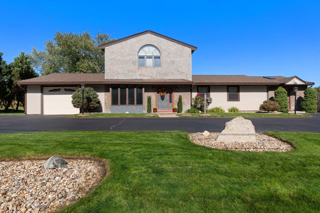 15 Monson Drive, Peabody, Massachusetts, 6 Bedrooms Bedrooms, 12 Rooms Rooms,4.5 BathroomsBathrooms,Residential,For Sale,Monson Drive,73481011