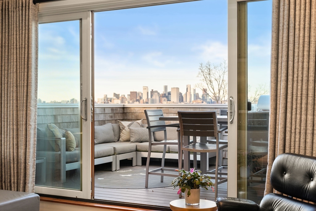 27 Salcombe St, Boston, Massachusetts, 2 Bedrooms Bedrooms, 6 Rooms Rooms,2.5 BathroomsBathrooms,Residential,For Sale,Salcombe St,73487471