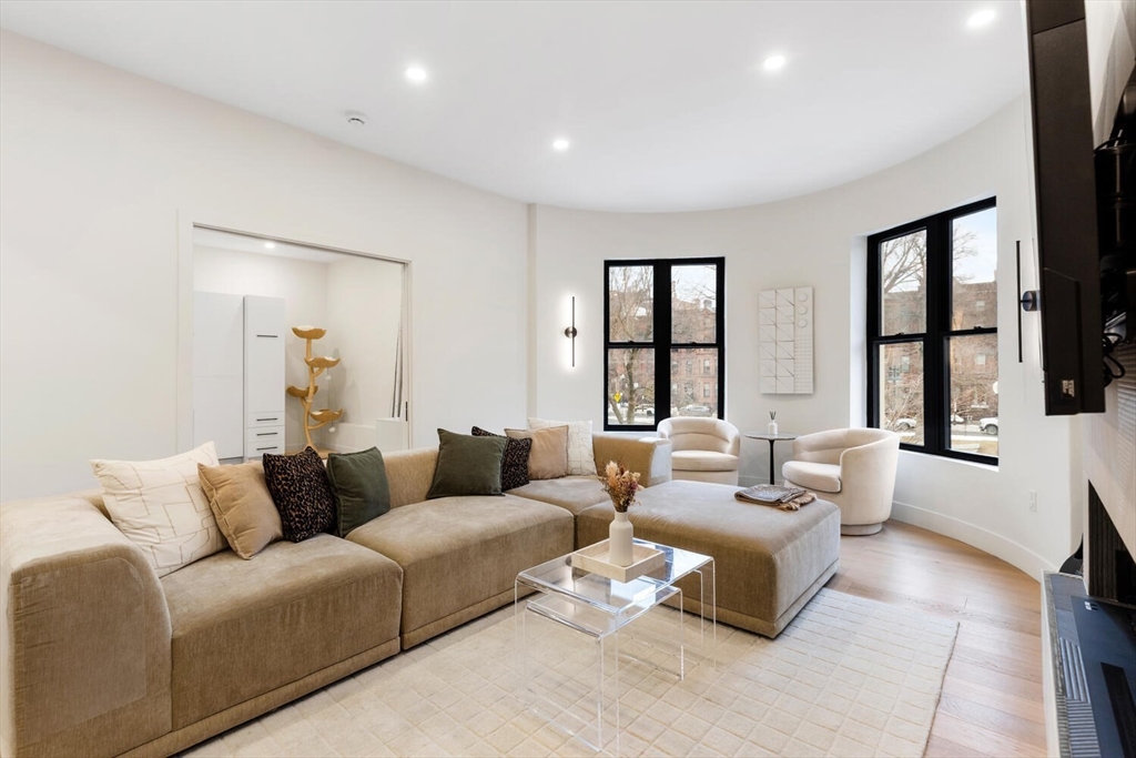 382 Commonwealth Ave, Boston, Massachusetts, 2 Bedrooms Bedrooms, 4 Rooms Rooms,2 BathroomsBathrooms,Residential,For Sale,Commonwealth Ave,73487487