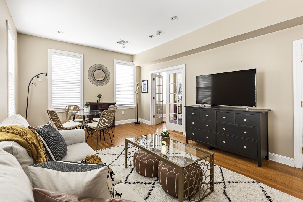 79 Bartlett St, Boston, Massachusetts, 1 Bedroom Bedrooms, 4 Rooms Rooms,1 BathroomBathrooms,Residential,For Sale,Bartlett St,73487490