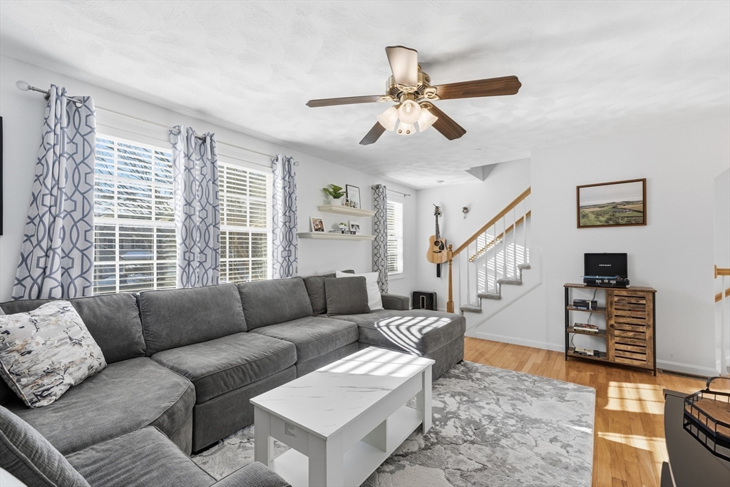 81 Salem Road, Billerica, Massachusetts, 2 Bedrooms Bedrooms, 4 Rooms Rooms,1.5 BathroomsBathrooms,Residential,For Sale,Salem Road,73487493