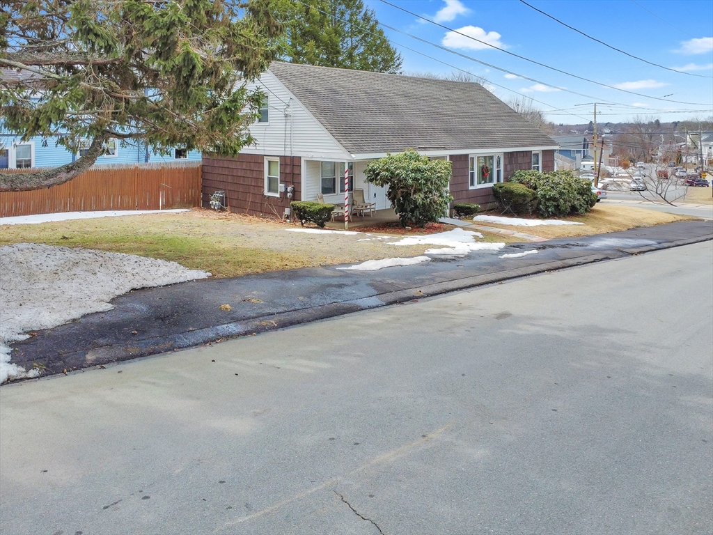 1 Macon Avenue, Haverhill, Massachusetts, 5 Bedrooms Bedrooms, 9 Rooms Rooms,3 BathroomsBathrooms,Residential Income,For Sale,Macon Avenue,73487538