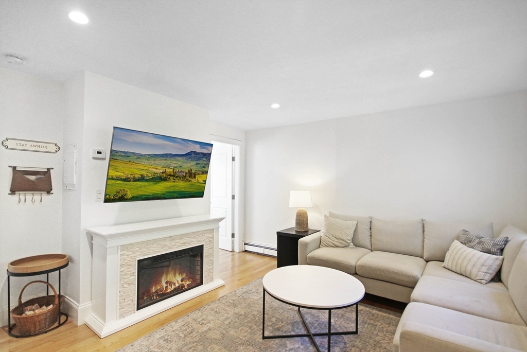 12 Salem Street Ave, Boston, Massachusetts, 2 Bedrooms Bedrooms, 5 Rooms Rooms,1 BathroomBathrooms,Residential,For Sale,Salem Street Ave,73487533