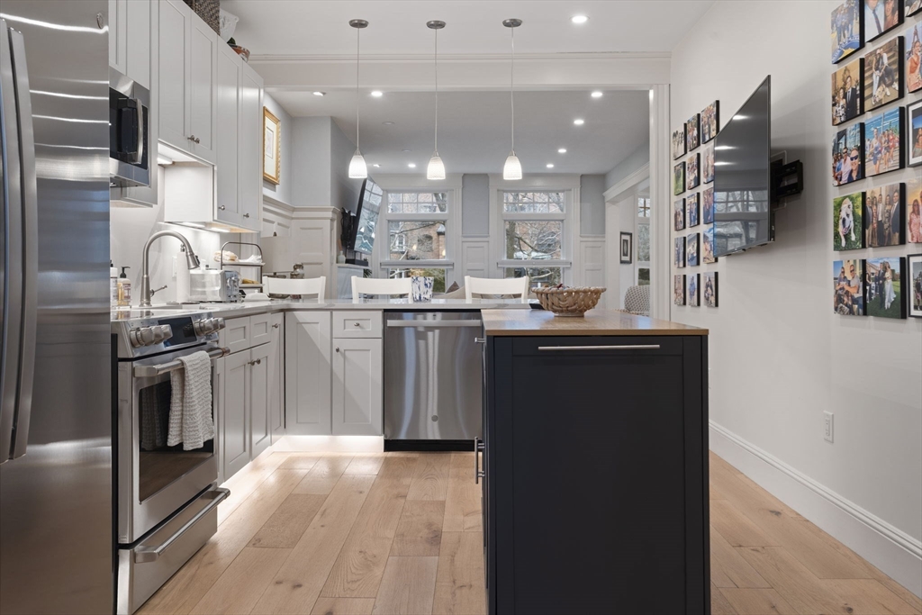 1797 Beacon St, Brookline, Massachusetts, 3 Bedrooms Bedrooms, 8 Rooms Rooms,2 BathroomsBathrooms,Residential Lease,For Rent,Beacon St,73487557