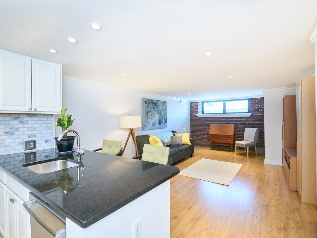 42 Eighth St., Boston, Massachusetts, 1 Bedroom Bedrooms, 3 Rooms Rooms,1 BathroomBathrooms,Residential,For Sale,Eighth St.,73487528