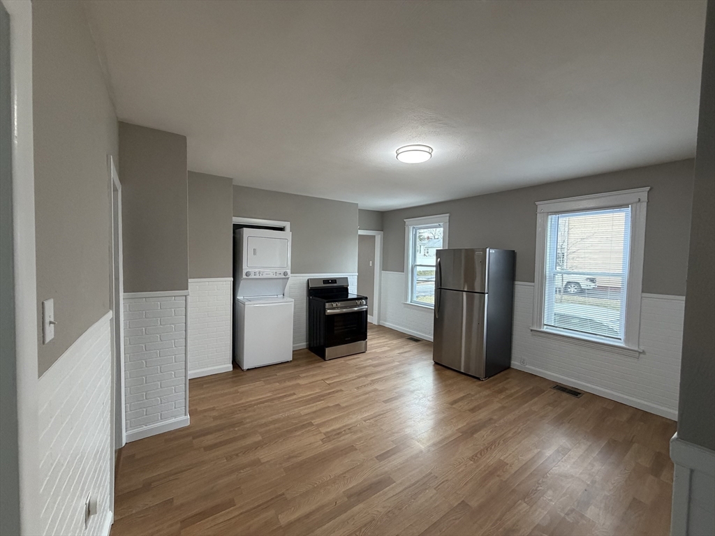 10 Acton Street, Worcester, Massachusetts, 2 Bedrooms Bedrooms, 4 Rooms Rooms,1 BathroomBathrooms,Residential Lease,For Rent,Acton Street,73487667