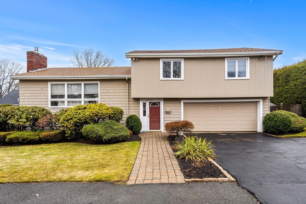 8 Summit View Dr., Swampscott, Massachusetts, 3 Bedrooms Bedrooms, 7 Rooms Rooms,2.5 BathroomsBathrooms,Residential,For Sale,Summit View Dr.,73487312
