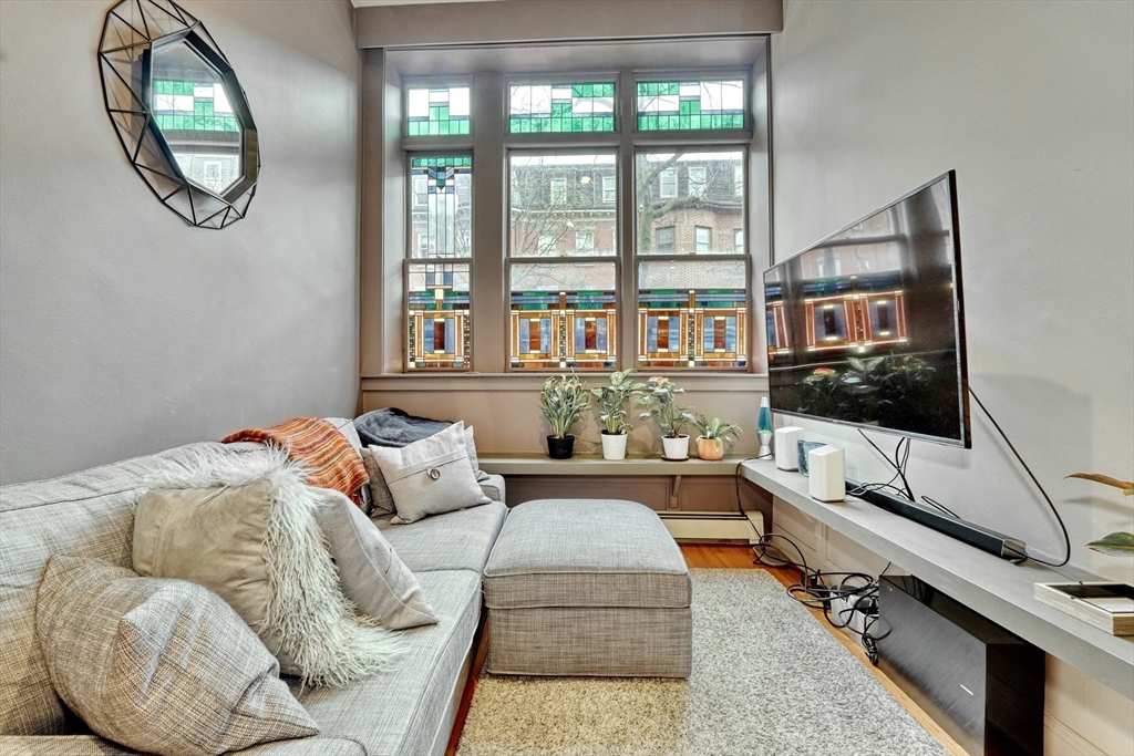 70 Clarendon St, Boston, Massachusetts, 3 Bedrooms Bedrooms, 6 Rooms Rooms,2 BathroomsBathrooms,Residential,For Sale,Clarendon St,73487668